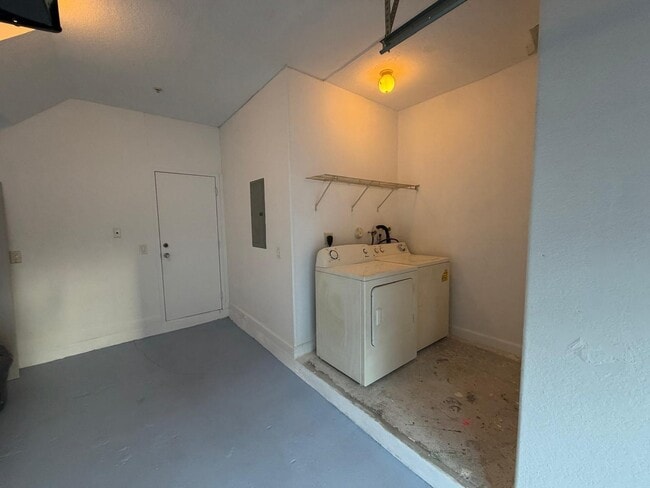 Building Photo - 4004 Shoma Dr