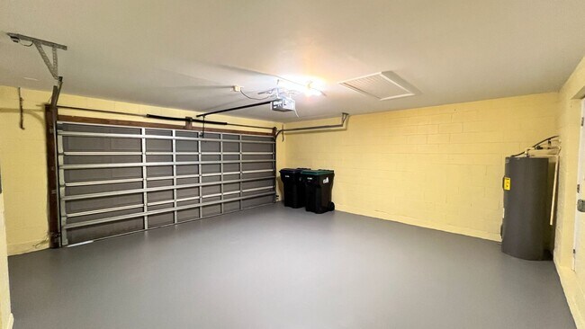 Building Photo - Upgraded Avalon Park 3 Bed/2.5 Bath Townhome!