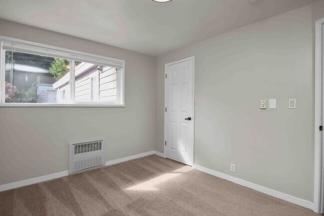 Building Photo - 629 W Nickerson St
