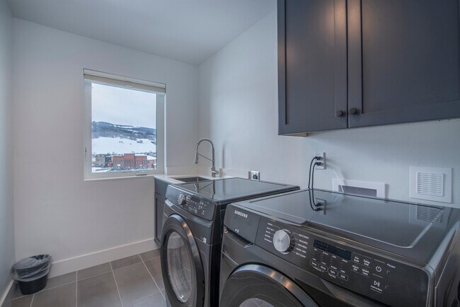 Building Photo - 85 Haverly St