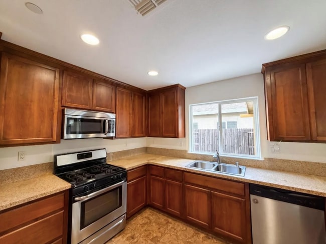 Building Photo - 251 Sugnet Way