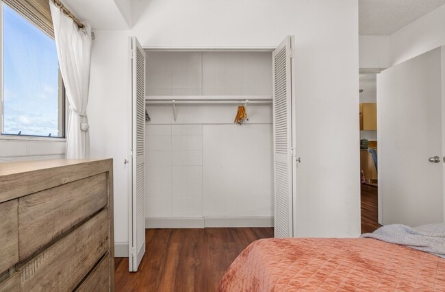 Building Photo - Beautiful Fully Furnished, 2 Bed, 1 1/2 Bath, Oceanview Condo with Pool