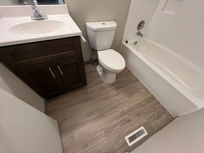 Building Photo - MOVE IN SPECIAL 2ND MONTH $0 RENT