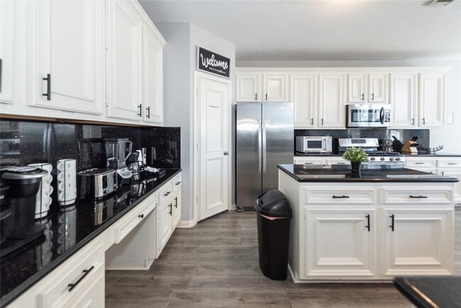 Building Photo - 10815 Oak Bayou Ln