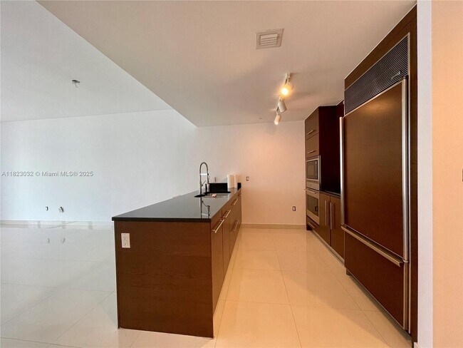 Building Photo - 475 Brickell Ave