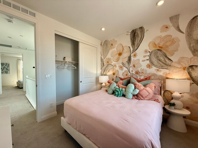 Building Photo - FULLY FURNISHED 3 BED 2.5 BATH 2 CAR GARAG...