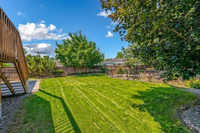 Building Photo - 5 bed 3 bath split level near State Line