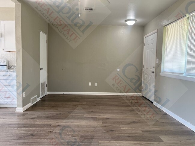 Building Photo - 402 W Curtis Dr