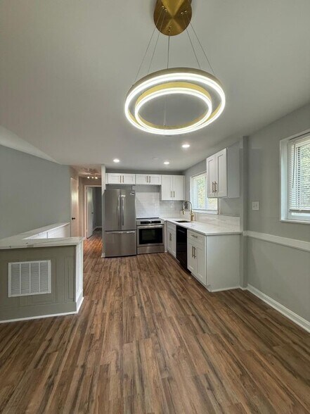 Building Photo - 1112 Chaplin St SE