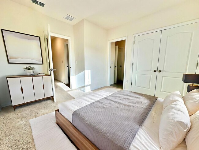 Building Photo - Fresh, modern & convenient 3Bedrooms/2.5Baths home in Daytona Beach!