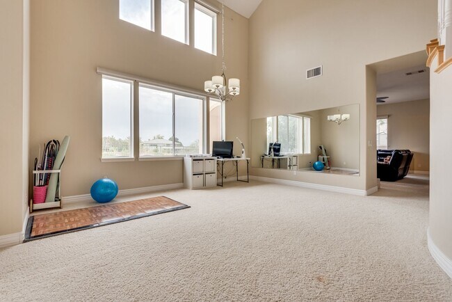 Building Photo - Luxurious, Entertainers Dream 4 Bedroom Home