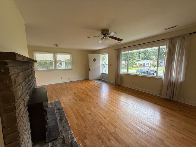 Building Photo - 3 Bedroom / 1.5 Bath Brick Home Kingsport TN