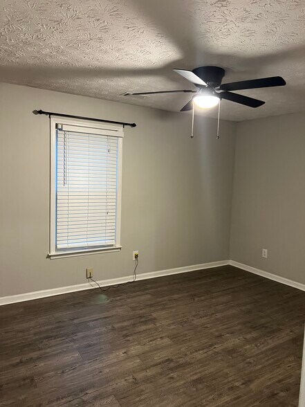 Building Photo - 1105 Sweetwater Cir
