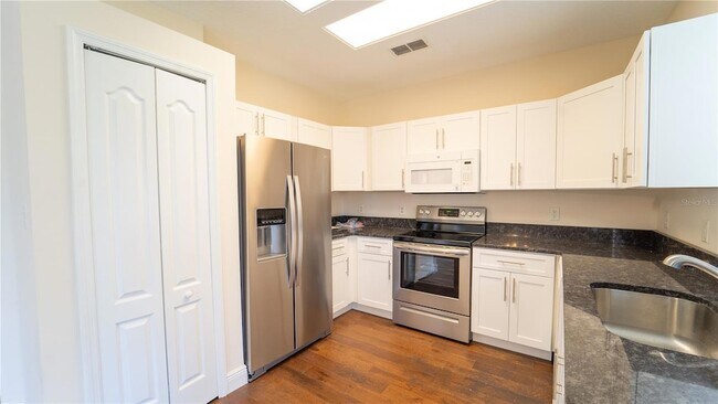 Building Photo - 2264 Hillshire Dr