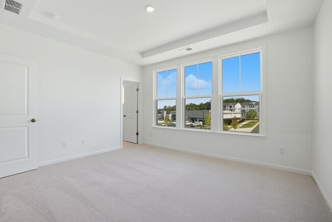 Building Photo - Brand-new three-story townhome in the Univ...