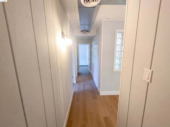 Building Photo - 2361 Oakmont Dr