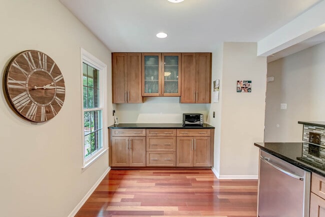Building Photo - 2883 Sutton Oaks Ln