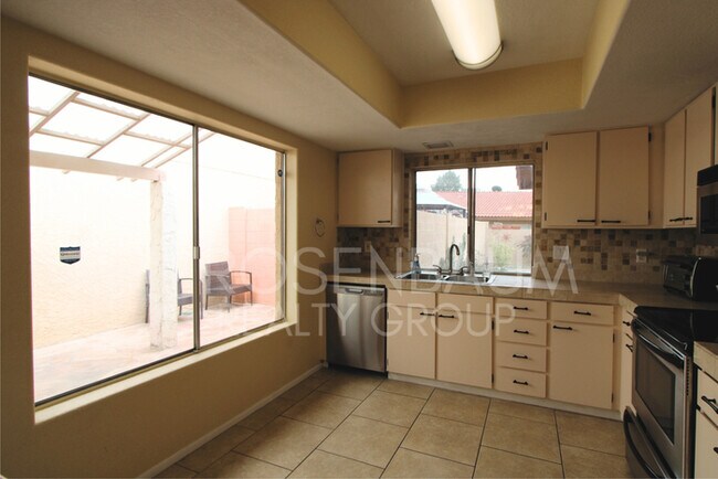 Building Photo - Stunning 2-bedroom, 1.5-bath haven in Phoe...