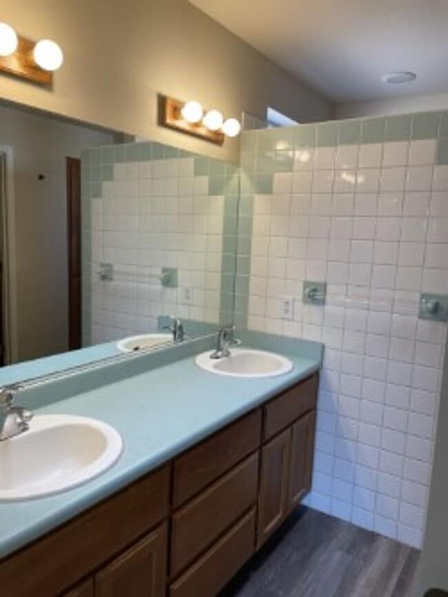 Building Photo - 3639 Tarpon Dr