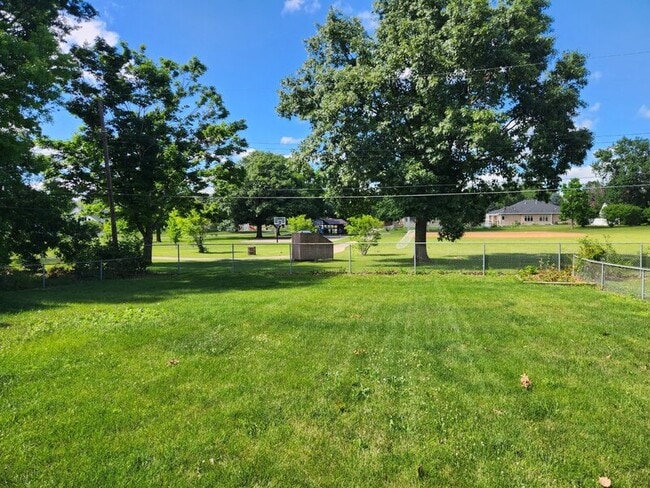 Building Photo - 1302 SW Lynn Dr