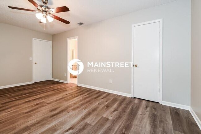 Building Photo - 3 Bedroom Pet-Friendly Home in Jacksonville, FL with Main Street Renewal