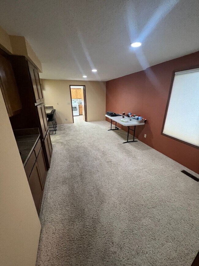 Building Photo - 250 NW Sunrise Dr