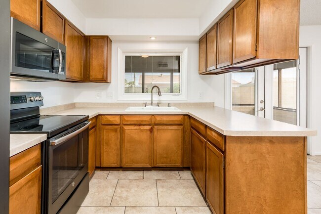 Building Photo - 3/2 sfh 2 car garage, huge yard 35th Ave &...