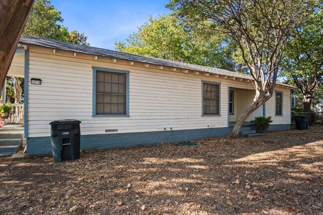 Building Photo - "Charming 2-Bedroom Duplex Retreat on Clou...