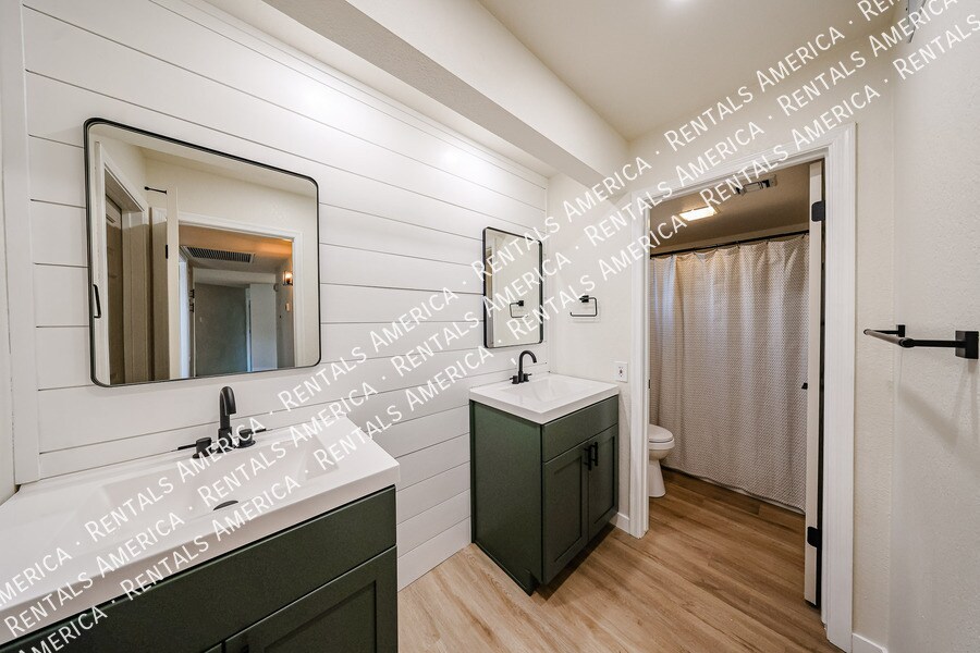 Building Photo - 9151 W Greenway Rd