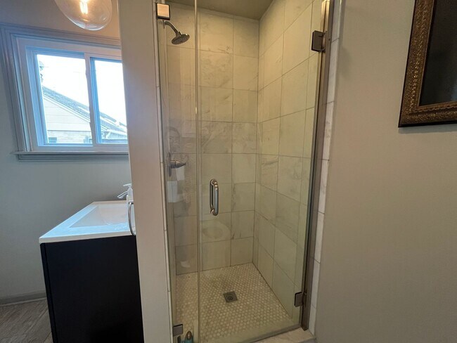 Building Photo - Beautifully renovated Midtown charmer