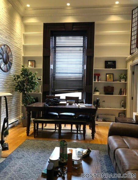 Building Photo - 113 Beacon St