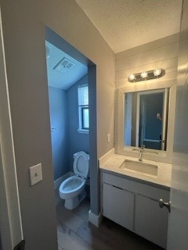 Building Photo - 2 Bed 2 Bath Townhome
