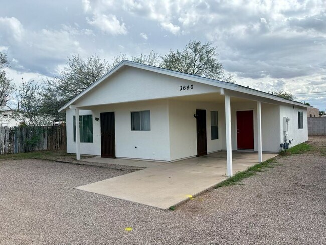 Building Photo - Charming three bedroom - two bathroom GREA...