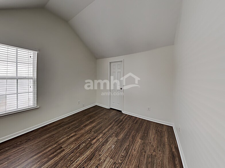 Building Photo - 1568 Pebble Ridge Dr