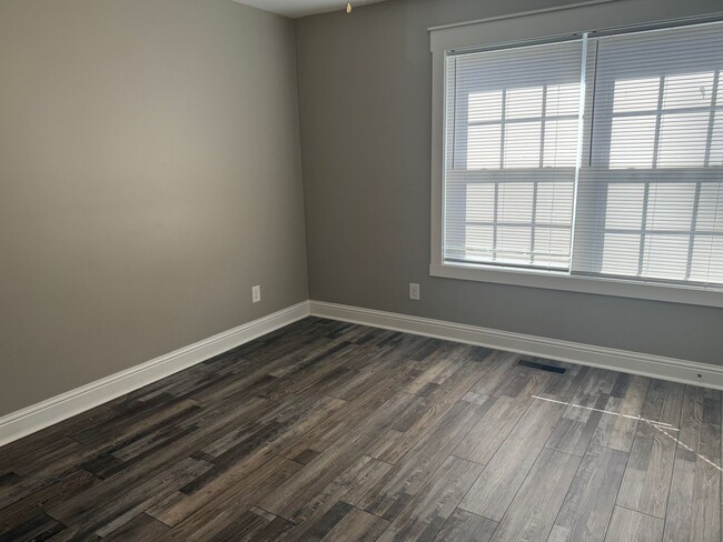Building Photo - Beautiful 2 bed 1 bath Duplex