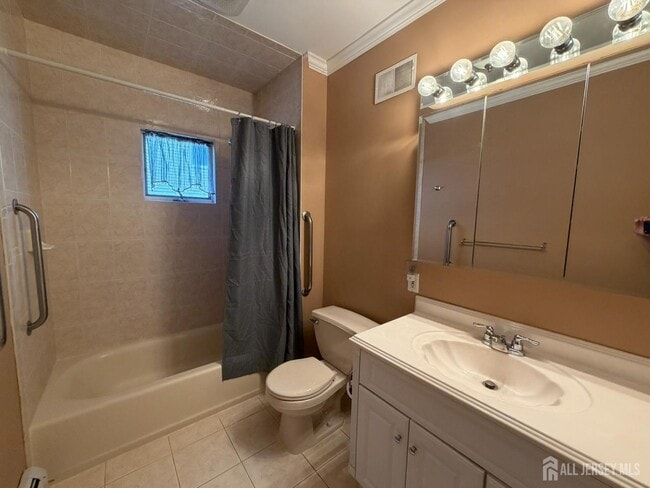 Building Photo - 628 Grove Ave