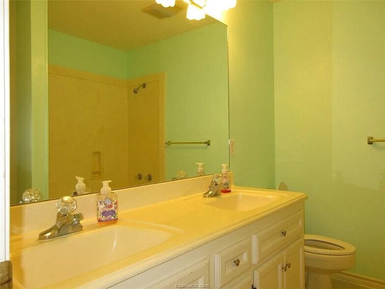 Building Photo - 704 Aster Dr