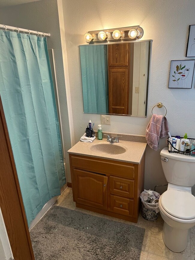 Building Photo - Great location 4 bedroom, 2 bathroom house...