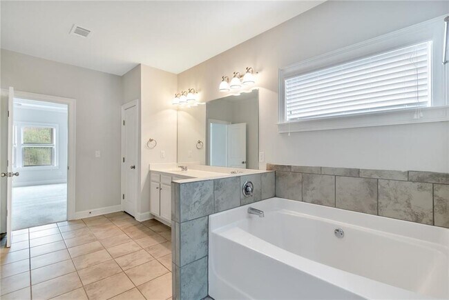Building Photo - 5210 Mirror Lake Dr