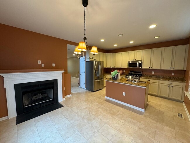 Building Photo - Spacious 3 Bed 3 Bath End-Unit Townhome Wi...