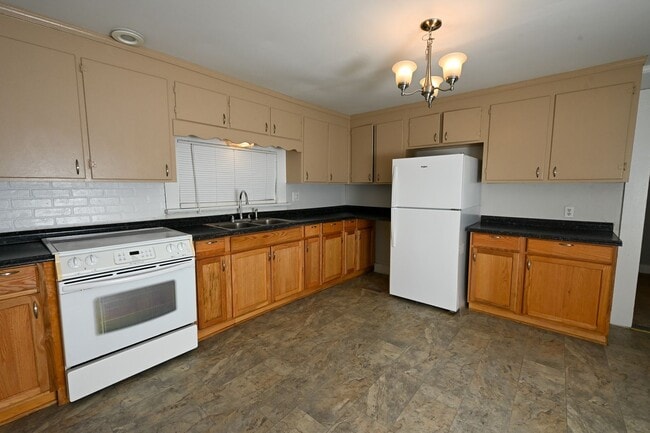 Building Photo - Charming 2BR / 2BA Home with Front Porch & Large Private Yard