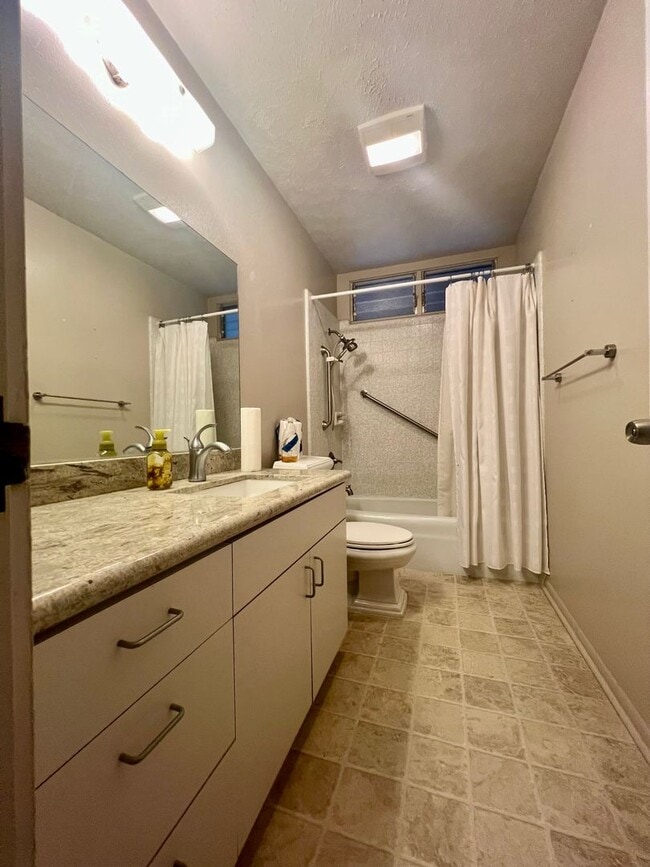 Building Photo - Spacious & Desirable 4/2/2 Single Family H...