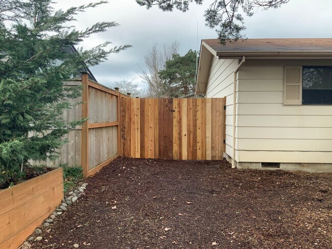 Building Photo - 2 Bedroom Duplex in Springfield