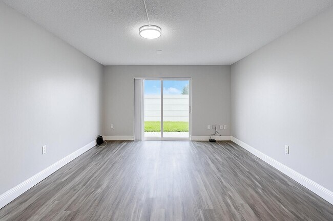 Building Photo - 704 SW 81st Ave