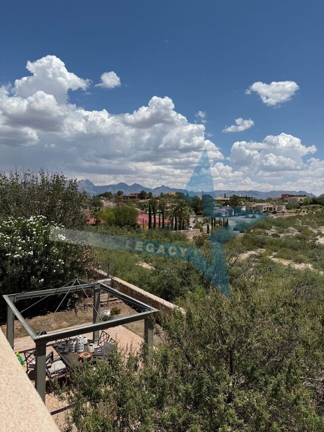 Building Photo - Cute Townhouse in Desirable Area- Close to...