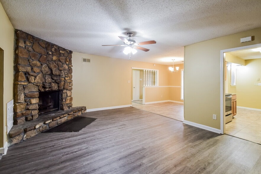 Building Photo - 2176 Woodfield Park Rd