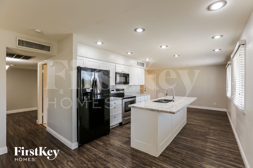 Building Photo - 2122 W Shaw Butte Dr