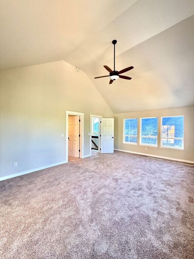 Building Photo - 901 Manzanita Dr