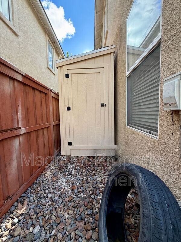 Building Photo - 23664 Groveland Pl