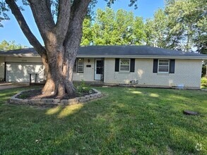 Building Photo - Beautiful 4 bedroom behind the Golf Coarse